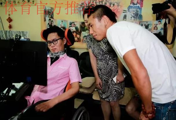 兑现诺言 中国之队赠送电视给渐冻人王甲